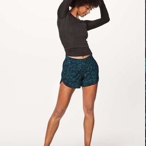Lululemon Tracker Short V *4" | 6 | Illuminate Multi Black / Black